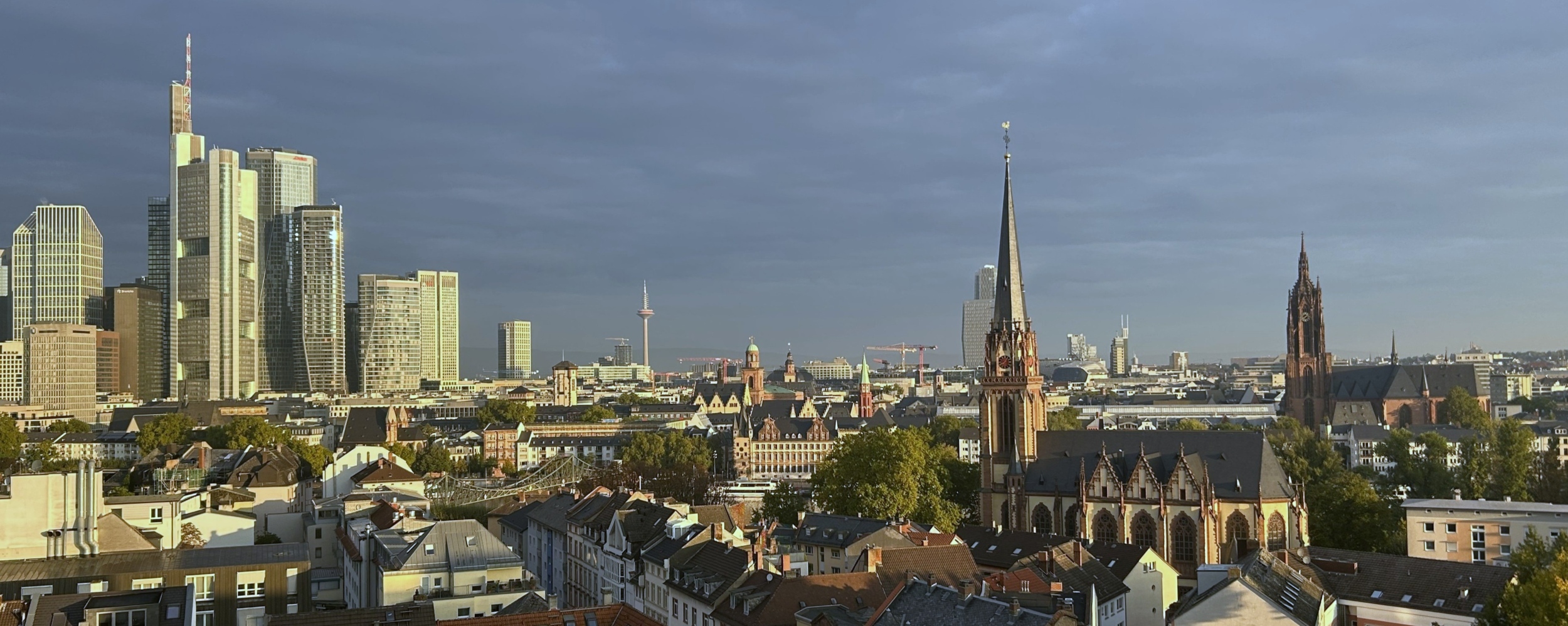 Dreikönigskirche Frankfurt am Main mit Skyline