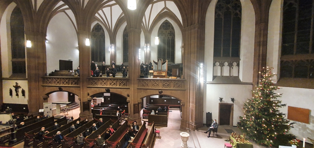 Kurt-Thomas-Kammerchor | Andreas Köhs, Leitung | Weihnachtskonzert am 2. Weihnachtsfeiertag 2021 in der Dreikönigskirche - Abstandsgebote aufgrund der Corona-Pandemie beim Chor (2G+) und dem Auditorium (2G).