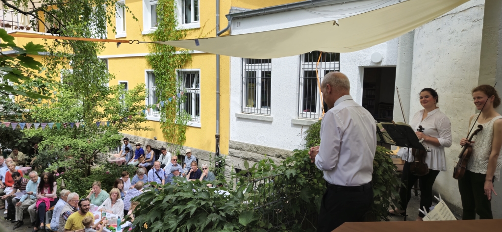 Aufführung der Kaffee-Kantate von J.S. Bach - im Pfarrgarten der Erlösergemeinde Frankfurt-Oberrad