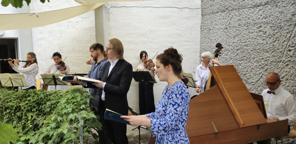 Erlösergemeinde Frankfurt Oberrad | Aufführung der "Kaffeekantate" von J. S. Bach im Pfarrgarten