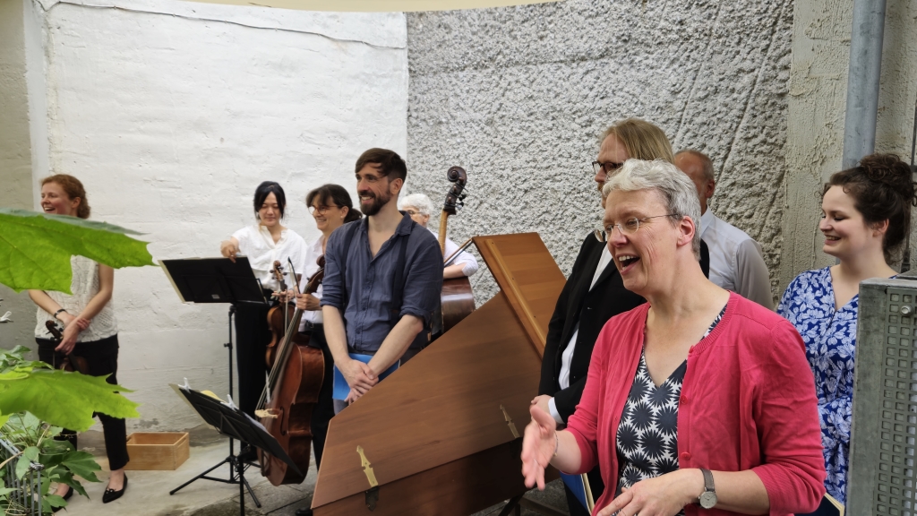 Aufführung der Kaffee-Kantate von J.S. Bach - im Pfarrgarten der Erlösergemeinde Frankfurt-Oberrad