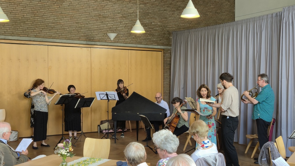 Aufführung der "Bauern-Kantate" von Bach in der Erlösergemeinde Frankfurt-Oberrad im Juni 2025 - aufgrund der regnerischen Wetterlage kurzfristig im Gemeindesaal statt im Pfarrgarten Aufführung der "Bauern-Kantate" von Bach in der Erlösergemeinde Frankfurt-Oberrad im Juni 2025 - aufgrund der regnerischen Wetterlage kurzfristig im Gemeindesaal statt im Pfarrgarten