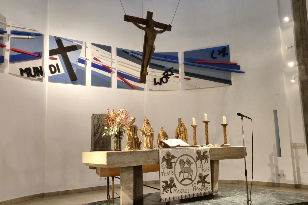 Altar mit Krippe in der Erlösergemeinde Frankfurt Oberrad